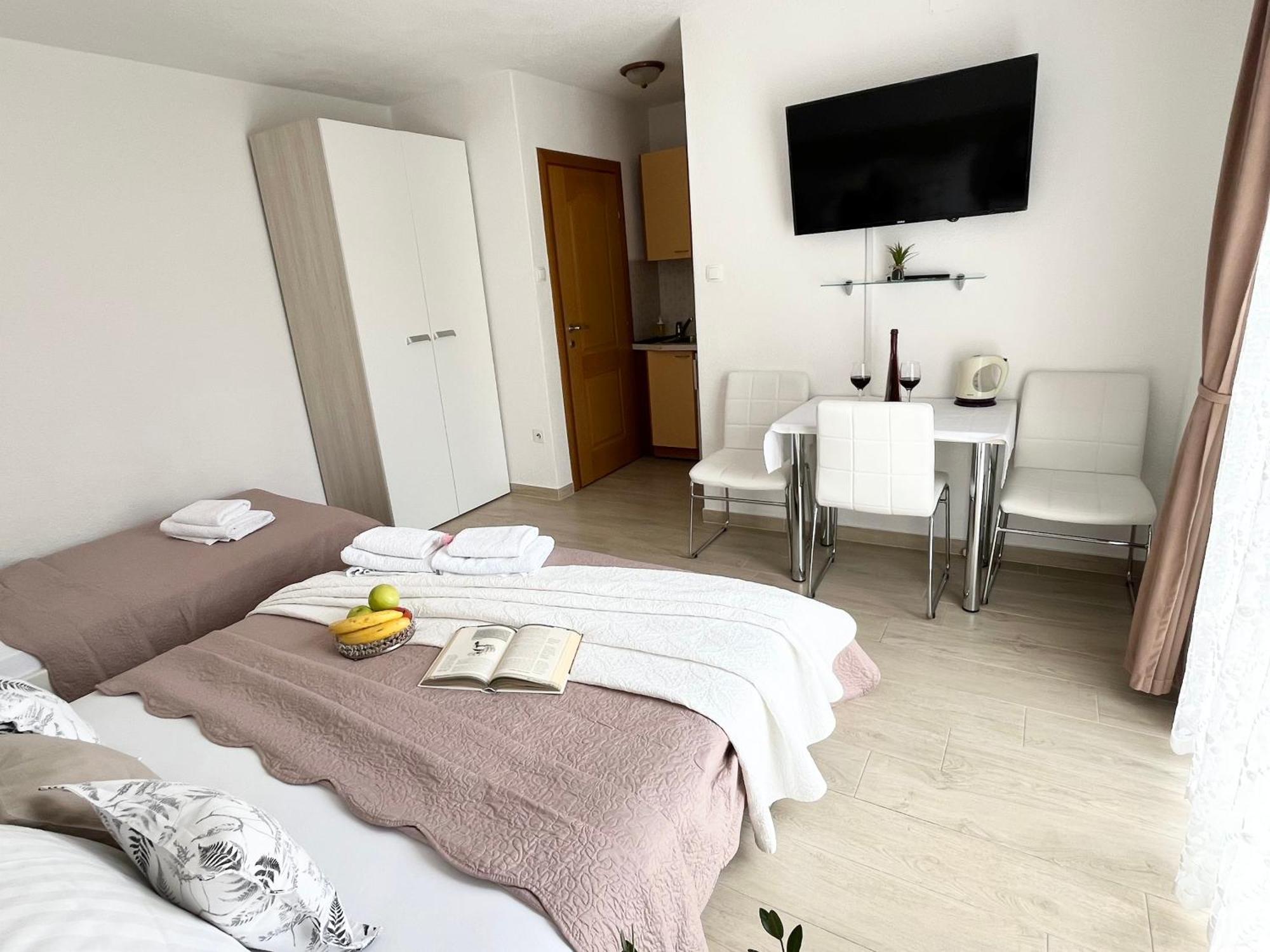 Apartments Irma Baška Voda Buitenkant foto